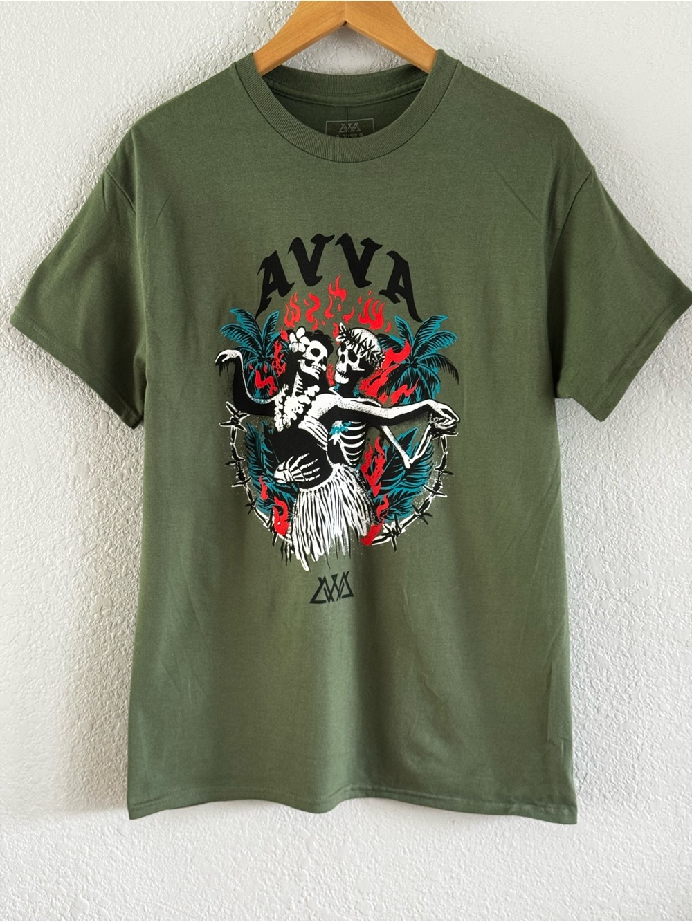 NWT AVVA Hawaii Skeleton Hula Dancers Graphic Tee Olive Green Medium